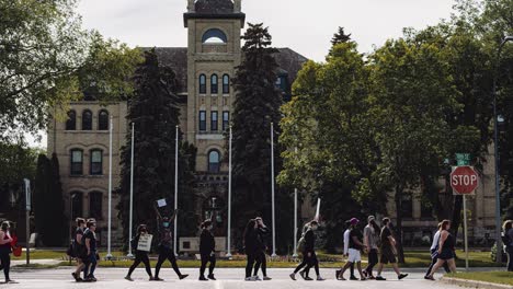 Un-Grupo-De-Jóvenes-Manifestantes-Estudiantiles-Marchan-Pasando-Por-La-Universidad-De-Brandon-En-La-Protesta-Bipoc-Blm-En-Manitoba,-Canadá.