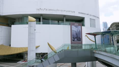 Vista-Frontal-Del-Centro-De-Arte-Y-Cultura-De-Bangkok,-Un-Museo-Moderno-En-El-Centro-De-La-Ciudad-De-Bangkok-En-Tailandia