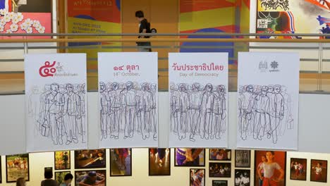 Zuschauer,-Die-Herumlaufen-Und-Die-Verschiedenen-Kunstwerke-Betrachten,-Die-Auf-Den-Verschiedenen-Etagen-Des-Bangkoker-Kunst--Und-Kulturzentrums-Im-Bezirk-Pathum-Wan,-Bangkok,-Thailand,-Ausgestellt-Sind