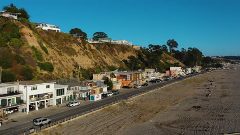 Aerial-view-panning-over-the-Apatos-beach,-revealing-villas-on-the-coast-of-Rio-del-Mar,-California,-USA