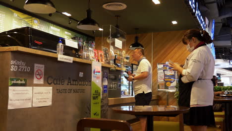 Un-Hombre-Pagando-Su-Café-Con-Un-Teléfono