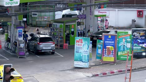 Blick-Von-Der-Spitze-Der-Tankstelle-Bang-Chak-Direkt-Neben-Einer-Stark-Befahrenen-Straße-In-Bangkok,-Thailand