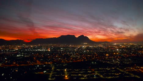 Herrlicher-Zeitraffer-Des-Nachtverkehrs-In-Kapstadt-Nach-Sonnenuntergang