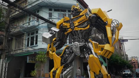 Rotación-Cinematográfica-Filmada-Alrededor-De-Una-Figura-De-Abejorro-De-Transformers-De-Tamaño-Natural-En-Bangkok,-Tailandia.