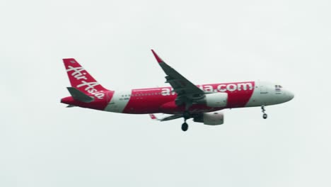 Die-Internationale-Billigfluggesellschaft-Airasia-A320-Landet-Auf-Dem-Internationalen-Flughafen-Don-Mueang-In-Bangkok,-Thailand