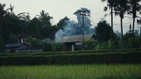 Haus-In-Einem-Kleinen-Dorf-Auf-Bali,-Indonesien,-Smog,-Der-Von-Der-Preisfarm-Ausgeht