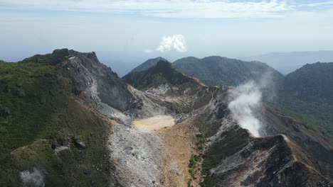 Wunderschöner-Vulkan-Mount-Sibayak,-Natürliche-Aktive-Caldera,-Die-Dampft