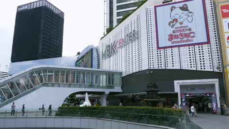 Shoppers-walking-and-hanging-out-in-front-of-MBK,-a-famous-MBK-Shopping-Center-in-the-busy-business-centre-in-Pathumwan-District-in-Bangkok,-Thailand