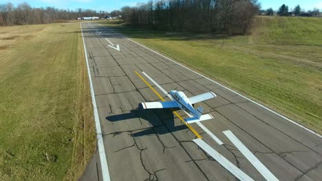 Luftaufnahmen:-Flughafenflugzeug-Rollt-Auf-Landebahn---Kleinflugzeug-Mit-Genehmigung