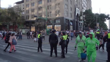 Toma-En-Cámara-Lenta-De-Policías-Mexicanos-Patrullando-Las-Calles-Manteniendo-Seguro-Al-Público