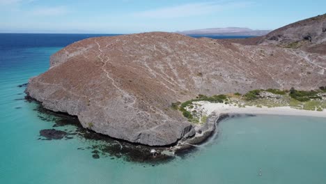Luftaufnahme-Des-Strandes-Von-Balandra-Mit-Einem-Kleinen-Gelben-Kanu-Im-Türkisfarbenen-Wasser,-Baja-California-Sur,-La-Paz,-Mexiko