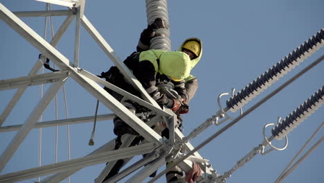 Arbeiter-In-Der-Höhe-Installieren-Die-Isolatoren-An-Den-Hochspannungsmasten