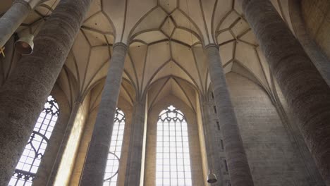 Schöne-Decke,-Steinsäulen-Und-Große-Fenster-Der-Franziskanerkirche