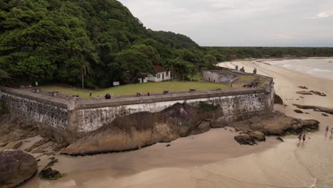drone-video-Fort-Nossa-Senhora-dos-Prazeres,-Ilha-do-Mel,-Paranagua,-Parana,-Brazil