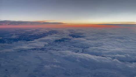 Luftaufnahme-Eines-Flugzeugs,-Das-über-Schneebedeckte-Berge-In-Norwegen-Fliegt