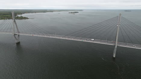 Neubebauung-Der-Schrägseilbrücke-Mit-Weißem-Lieferwagen,-Der-An-Einem-Bewölkten-Tag-In-Finnland,-Europa,-Fährt