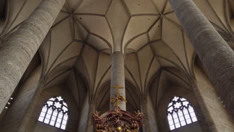 Hermoso-Techo,-Columnas-De-Piedra-Y-Capilla-De-Madera-De-La-Iglesia-Franciscana