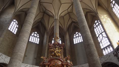 Hermoso-Techo,-Columnas-De-Piedra-Y-Capilla-De-La-Iglesia-Franciscana