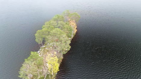 Rotes-Häuschen-Auf-Einer-Isolierten-Insel-Mit-Herbstbäumen-Im-Schwedischen-See-An-Bewölkten-Tagen