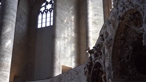 El-Sol-Proyecta-Rayos-Sobre-El-Muro-De-Piedra-De-La-Iglesia-Franciscana.