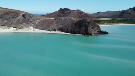 Panoramic-view-of-turquoise-waters-and-beautiful-background-scenery-at-Balandra-Beach,-Baja-California-Sur,-La-Paz,-Mexico