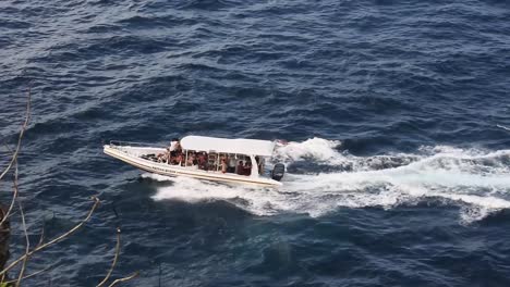 Touristenboote-Fahren-Auf-Den-Gewässern-Von-Angel-Billabong-In-Nusa-Penida,-Bali,-Indonesien