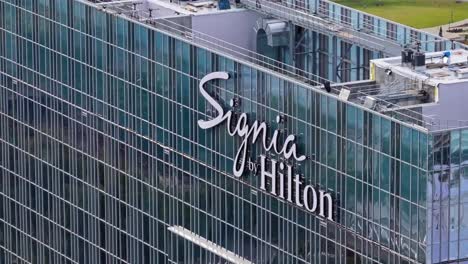 Luftaufnahme-Des-Signia-By-Hilton-Hotel-In-Atlanta-An-Einem-Sonnigen-Tag-Mit-Dachterrasse