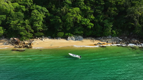 Luftaufnahme-Um-Ein-Boot,-Das-An-Einem-Paradiesischen-Strand-Im-Sonnigen-Mittelamerika-Festgemacht-Hat