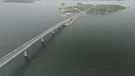 Brücke-Zur-Insel-Fjardskaret-Im-Herbst-In-Vaasa,-Finnland,-Umbauen