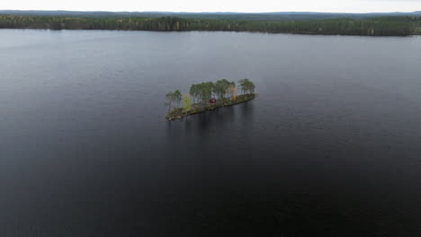 Isolierte-Insel-über-Einem-Ruhigen-See-Während-Der-Herbstsaison-In-Schweden