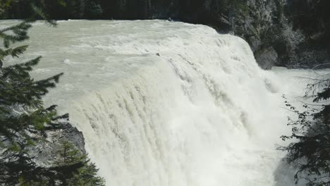 Eine-Filmische-Zeitlupenaufnahme-Eines-Riesigen-Wasserfalls,-Umgeben-Von-Kiefern-In-Der-Atemberaubenden-Landschaft-Des-Yoho-Nationalparks-In-Den-Rocky-Mountains-Kanadas