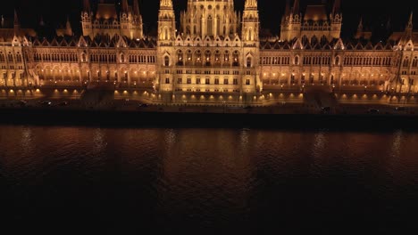 Pan-Up-Revela-El-Hermoso-Edificio-Del-Parlamento-Húngaro-Por-La-Noche
