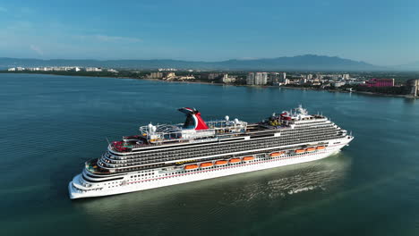 Vista-Aérea-Que-Rodea-El-Crucero-Panorámico-Del-Carnaval-Que-Llega-Al-Soleado-México