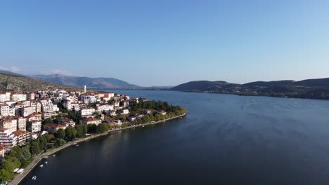 Explorando-El-Lago-Orestiada-De-Kastoria-En-4k-–-Macedonia,-Grecia-–-Vistas-Desde-Drones