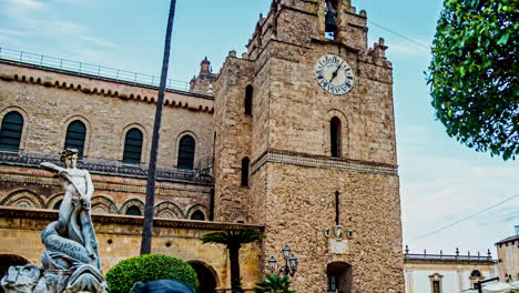 Catedral-De-Monreale:-Timelapse-De-La-Torre-Del-Reloj-Y-La-Fuente-Del-Tritón