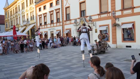 Espectadores-Viendo-Artistas-Callejeros-Actuando-En-El-Festival-Spancirfest-En-Varazdin,-Croacia