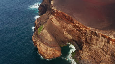 Luftdrohnenaufnahme-Der-Majestätischen-Roten-Vulkanküste-Auf-Den-Azoren---Portugal
