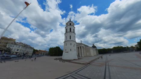 Toma-En-Cámara-Lenta-De-Gran-Angular-Extremo-Del-Campanario-Y-La-Catedral-De-Vilnius