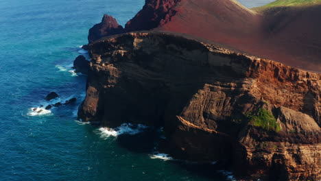 Volando-Sobre-La-Costa-Rocosa-Roja-De-Capelinhos-En-La-Isla-De-Faial,-Azores---Portugal