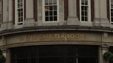 Toma-Manual-Del-Famoso-Salón-De-Té-Bettys-Cafe-En-El-Centro-De-La-Ciudad-De-York.