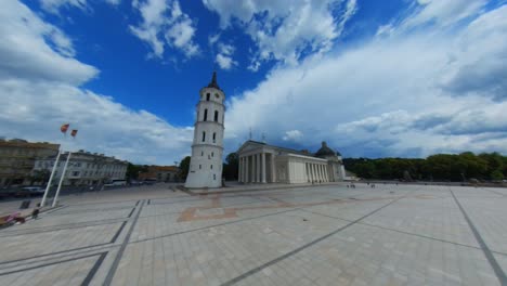 Toma-En-Cámara-Lenta-De-Gran-Angular-De-La-Catedral-De-Vilnius-Y-El-Campanario