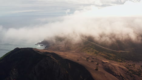 Filmische-Luftdrohnenaufnahme-Von-Wolken,-Die-Hoch-über-Dem-Vulkan-Capelinhos-Auf-Der-Insel-Faial-Auf-Den-Azoren-–-Portugal-–-Ziehen