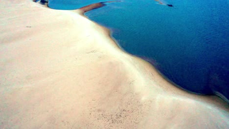 Luftaufnahmen-Von-Sandbänken,-Die-Unter-Der-Schweren-Dürre-Im-Amazonas-Leiden