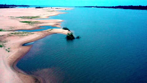Sandbänke-Und-Blaues-Wasser-Am-Flussstrand