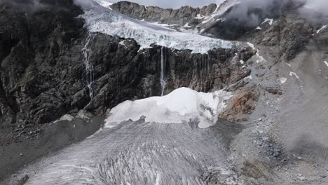 Filmischer-Blick-Auf-Den-Fellaria-Gletscher-Mit-Wasserfall-Und-Felsigen-Bergen-Im-Hintergrund,-Valmalenco-In-Italien