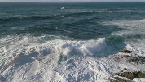Mächtige-Meereswellen-Treffen-Auf-Die-Felsige-Küste-Von-Coruña,-Spanien