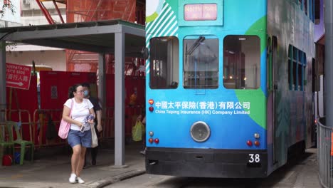 Passagiere-Steigen-An-Der-Haltestelle-Aus-Einer-Straßenbahn-In-Hongkong-Aus