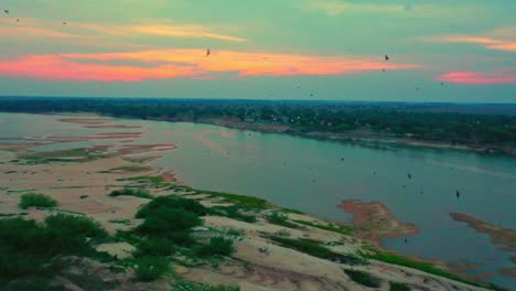 Increíble-Puesta-De-Sol,-Los-Bancos-De-Arena-Seca-Del-Amazonas-Debajo-Y-Los-Pájaros-Volando-Arriba