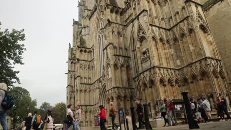 Aufnahme-Von-Touristen,-Die-In-Einer-Warteschlange-Vor-Dem-York-Minster,-England,-Aus-Der-Tiefwinkelansicht-Warten