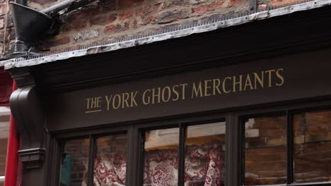 Primer-Plano-Del-Escaparate-De-Los-Comerciantes-Fantasmas-De-York-En-El-Caos,-York,-Inglaterra